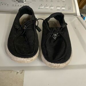 Worn, Black Hey dudes, US 7’s